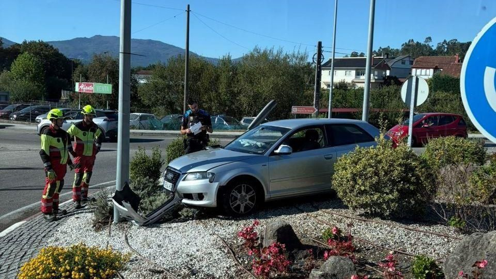 El coche accidentado en la rotonda de Ponteareas.