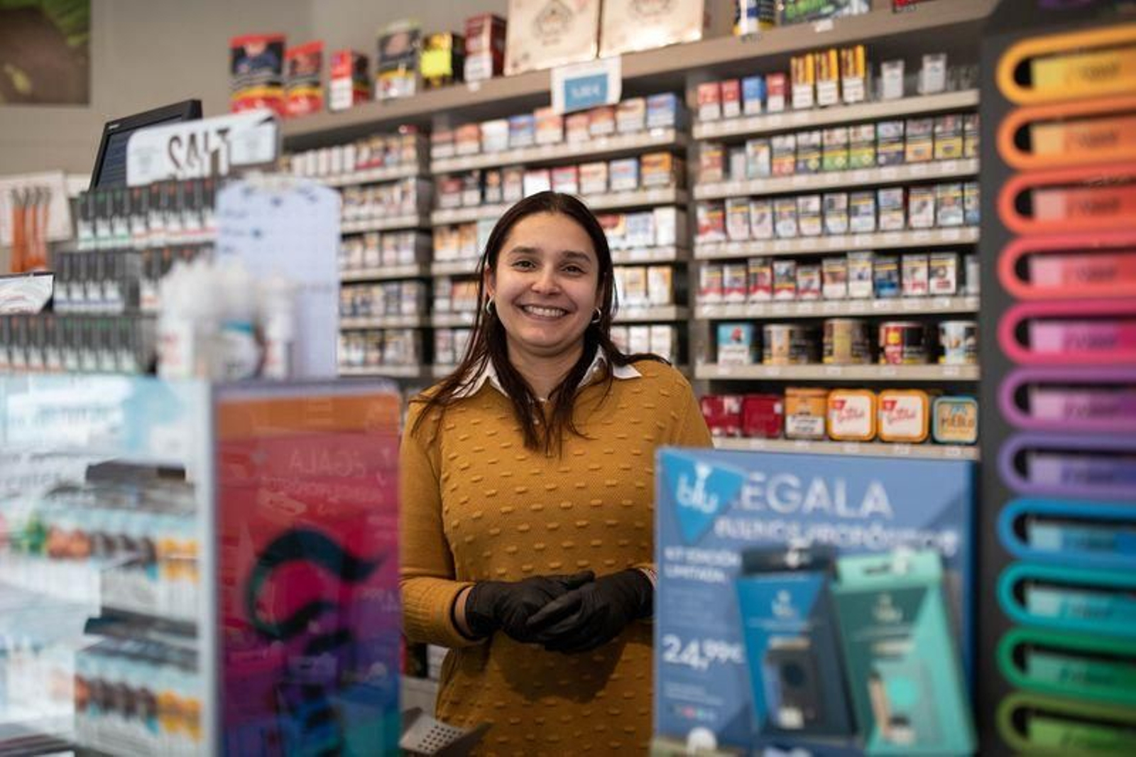 Diana Lorena sonríe detrás del mostrador de su estanco, El Greco (ÓSCAR PINAL).