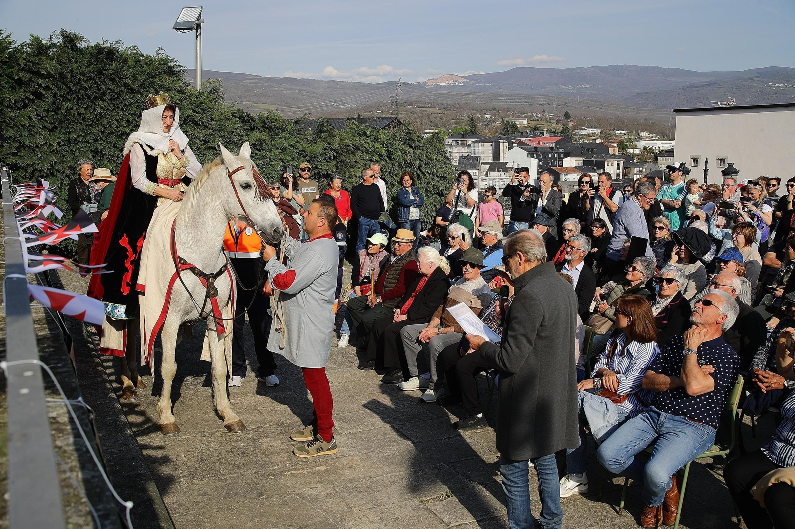 Doña Urraca se prepara para descender de su caballo.