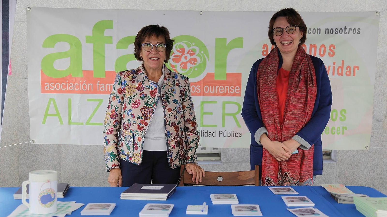Quina Pérez y Noa Gallego, ayer en el puesto informativo de Afaor en la calle Paseo (MIGUEL ÁNGEL).