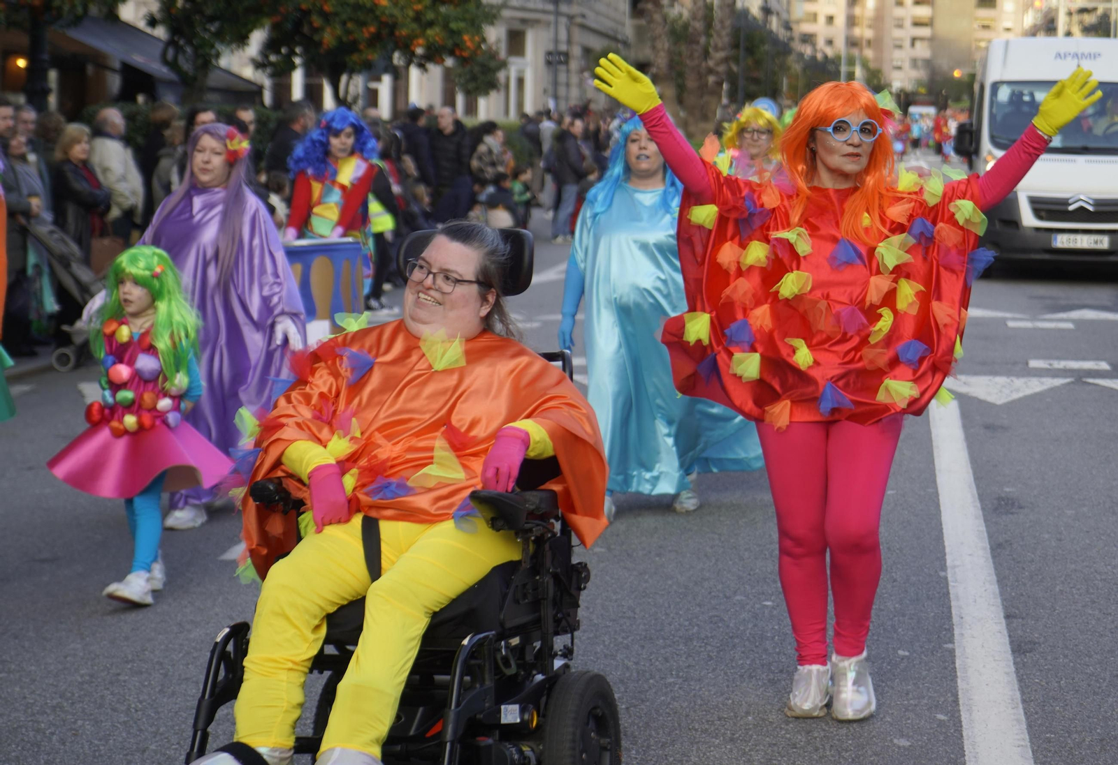 Galería | El desfile de comparsas del Entroido 2026 ilumina las calles de Vigo