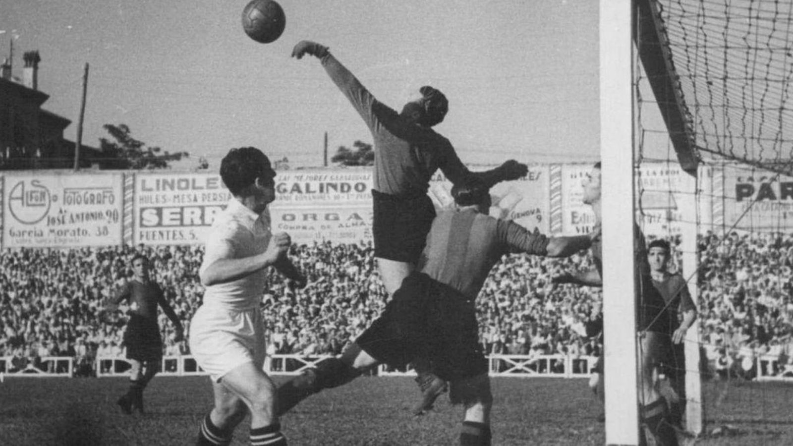 Acción del partido de copa de 1943 en Chamartín, entre el Real Madrid y el FC Barcelona.