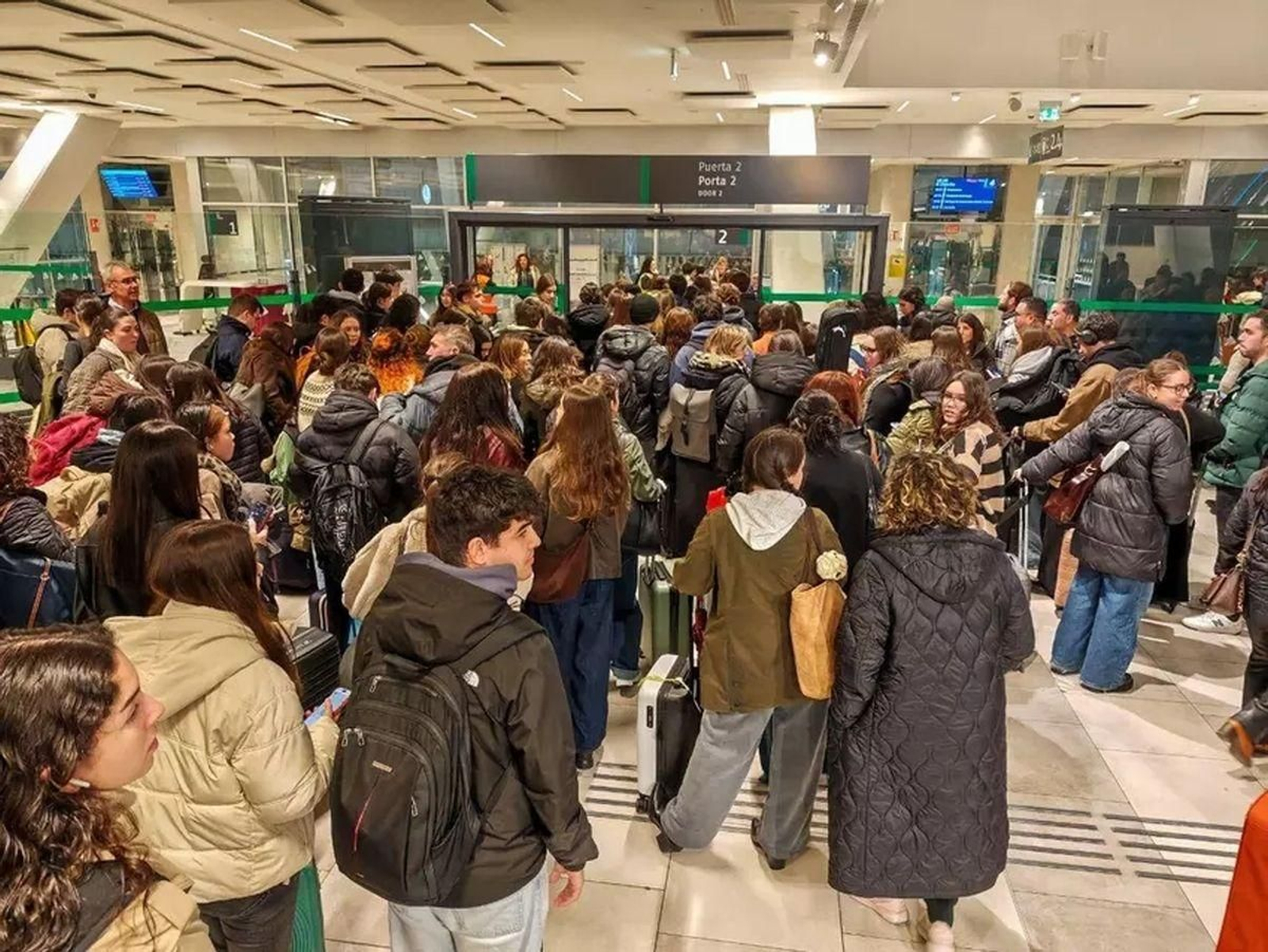 Largas colas de estudiantes en Urzaiz para tomar un tren camino a Santiago y A Coruña.