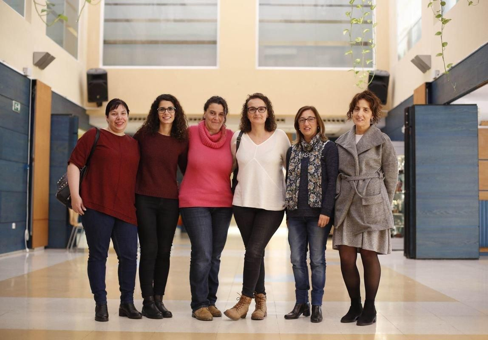 Carmen Dorado, Leticia Vila, Chari Álvarez, Laura Quintas, Carmen Fernández y Susana Fernández, en Aixiña. (XESÚS FARIÑAS)