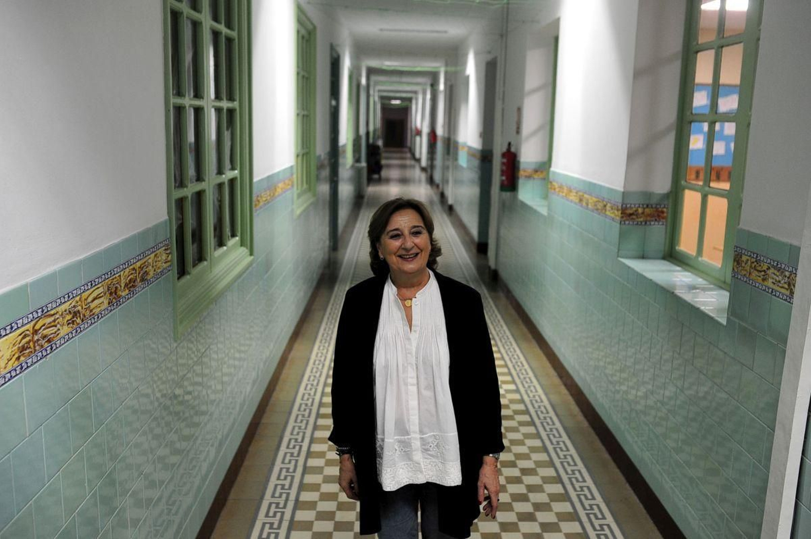 Maite Estévez, en el pasillo de Salesianos en el que la homenajearon (José Paz).