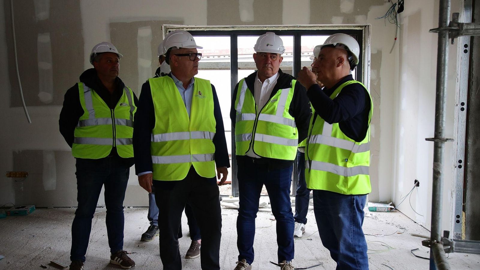 Eladio Santos e José Ramón Barreal, no centro, durante a visita á BRIF de Laza.