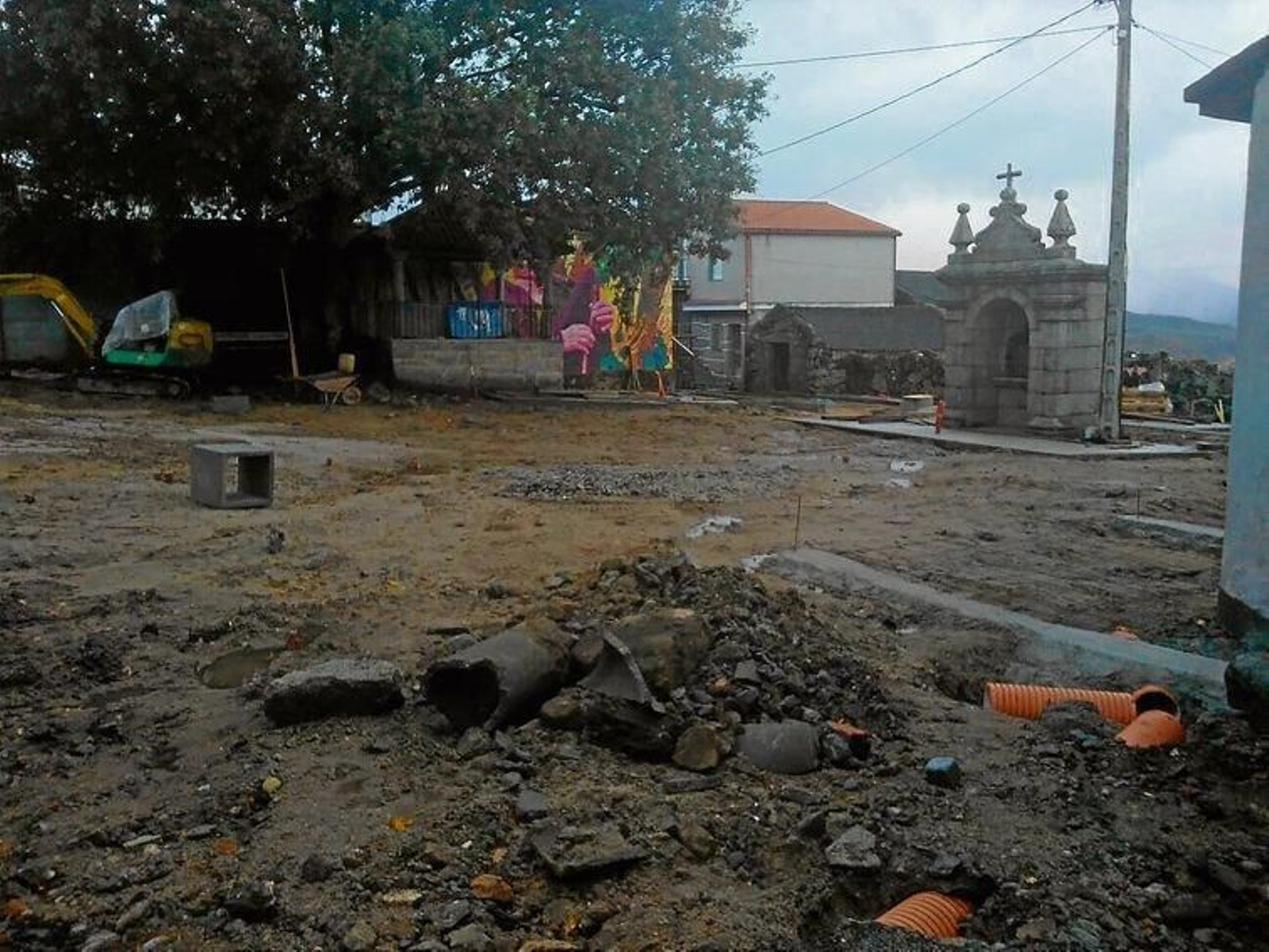 Los operarios ya han iniciado los trabajos de acondicionamiento de la plaza de Puxedo.