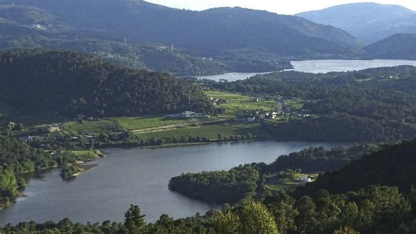 Núcleo de Laias, al fondo, de dónde partirá el nuevo sendero hasta Razamonde.