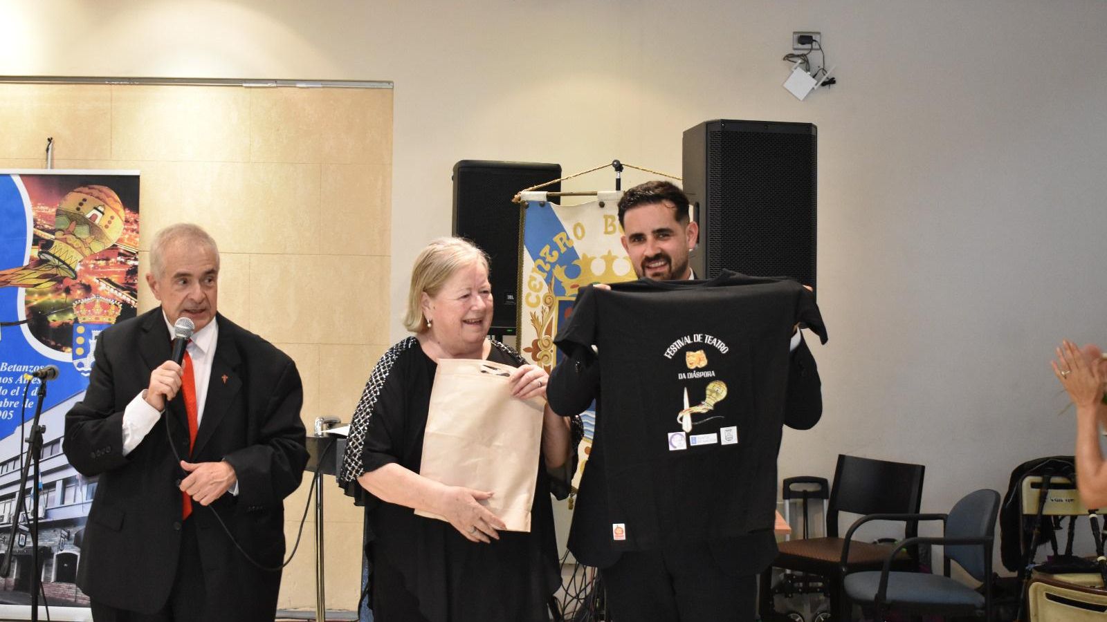 La presidenta Beatriz Lagoa Veiga y  Teijo Hermida con la remera del Festival.
