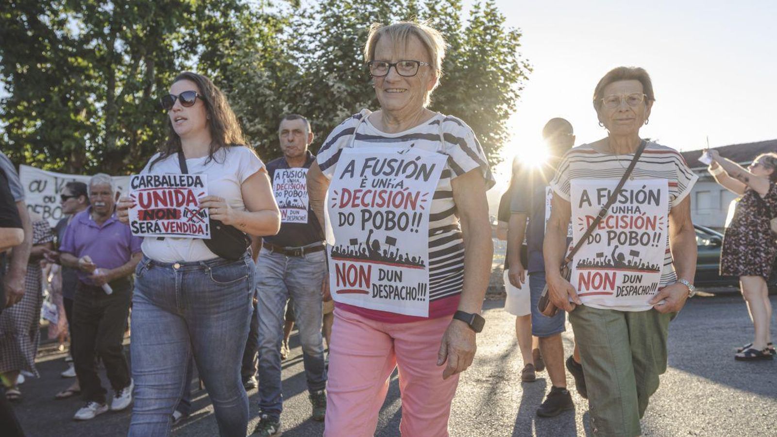 Algunas manifestantes luciendo las consignas de la movilización.