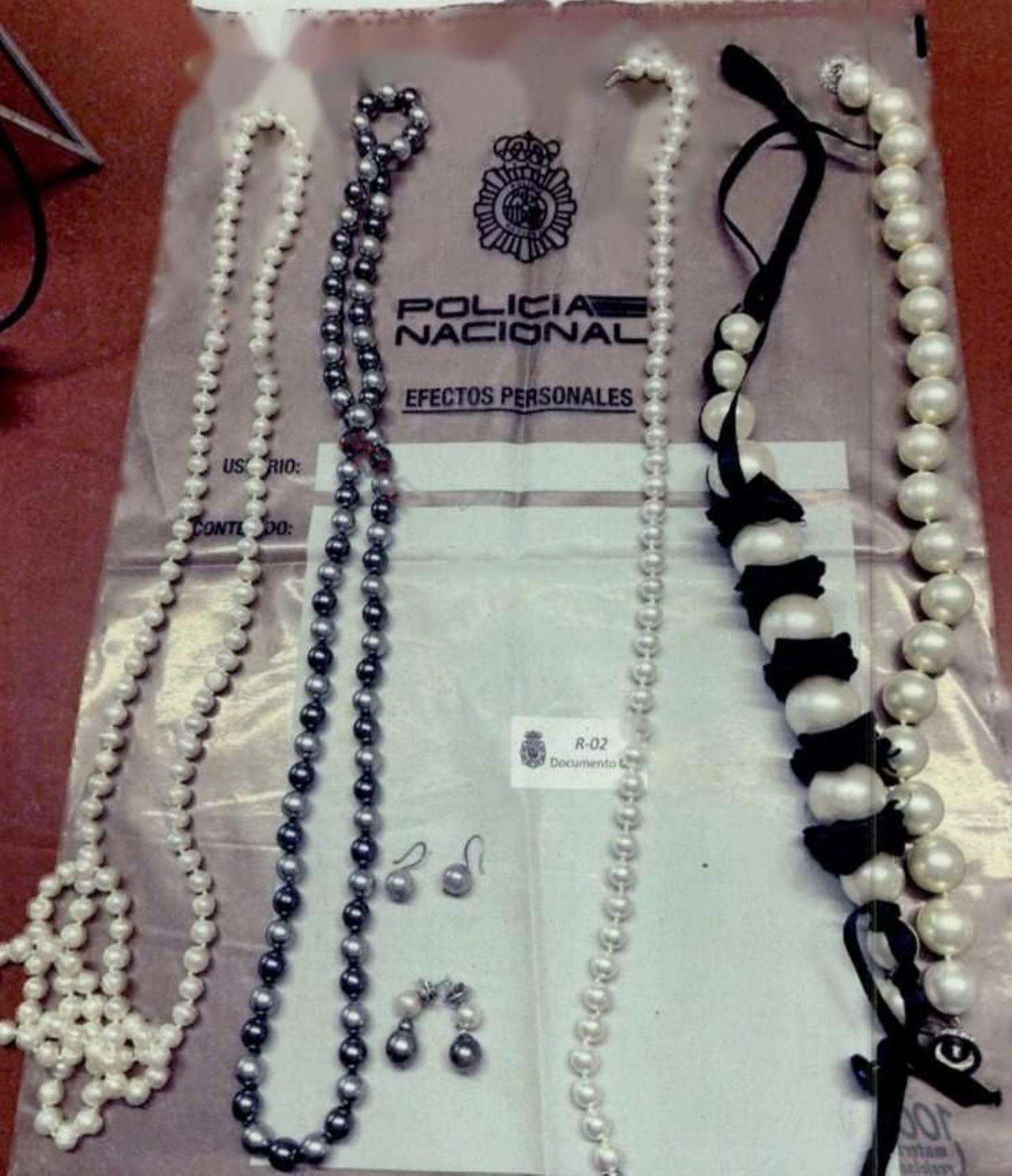 Galería | Zapatero guardaba decenas de joyas y relojes en una caja fuerte en su despacho, fotos