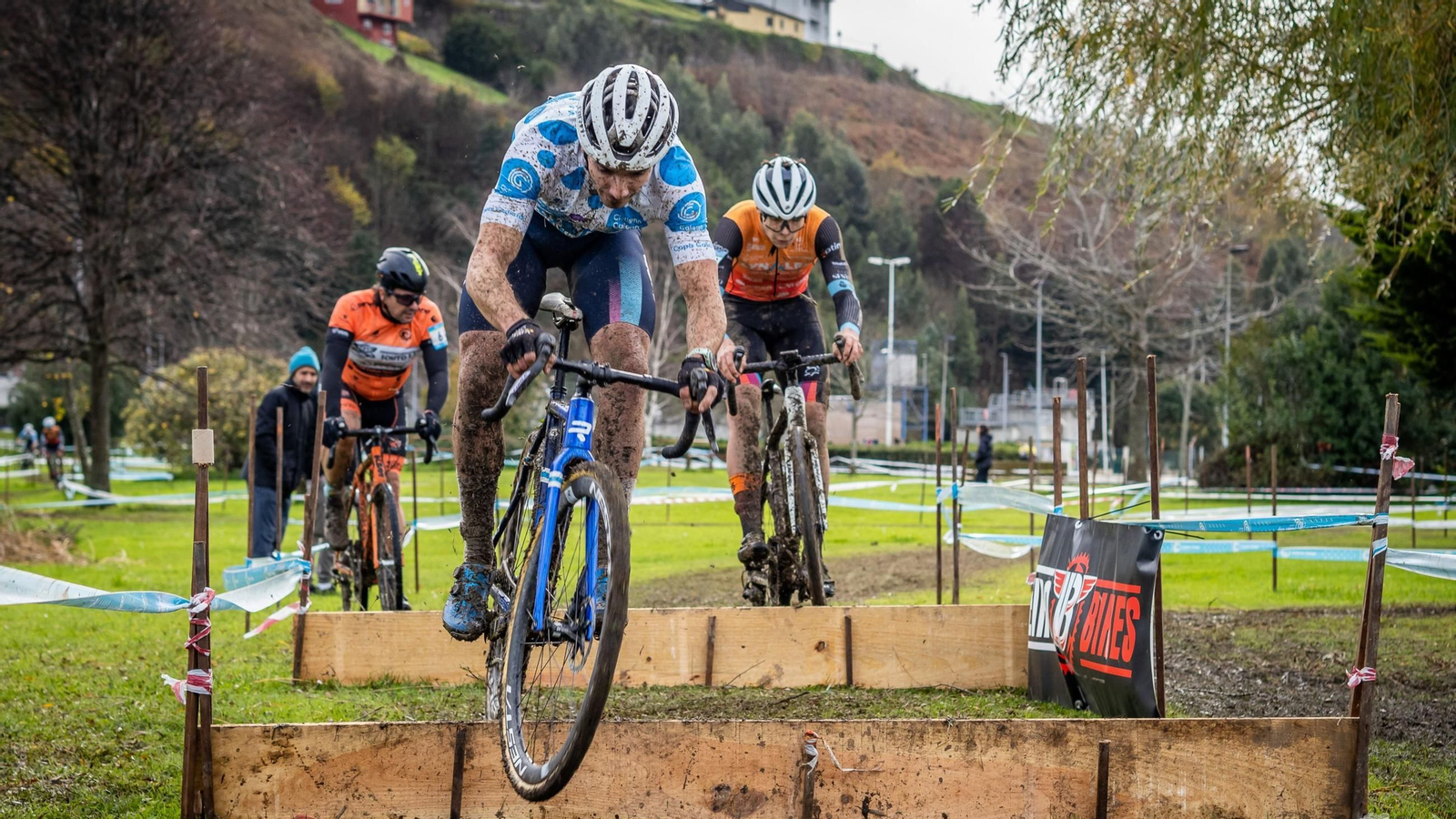 Samuel González pasa un obstáculo en Viveiro en la prueba celebrada el pasado sábado.