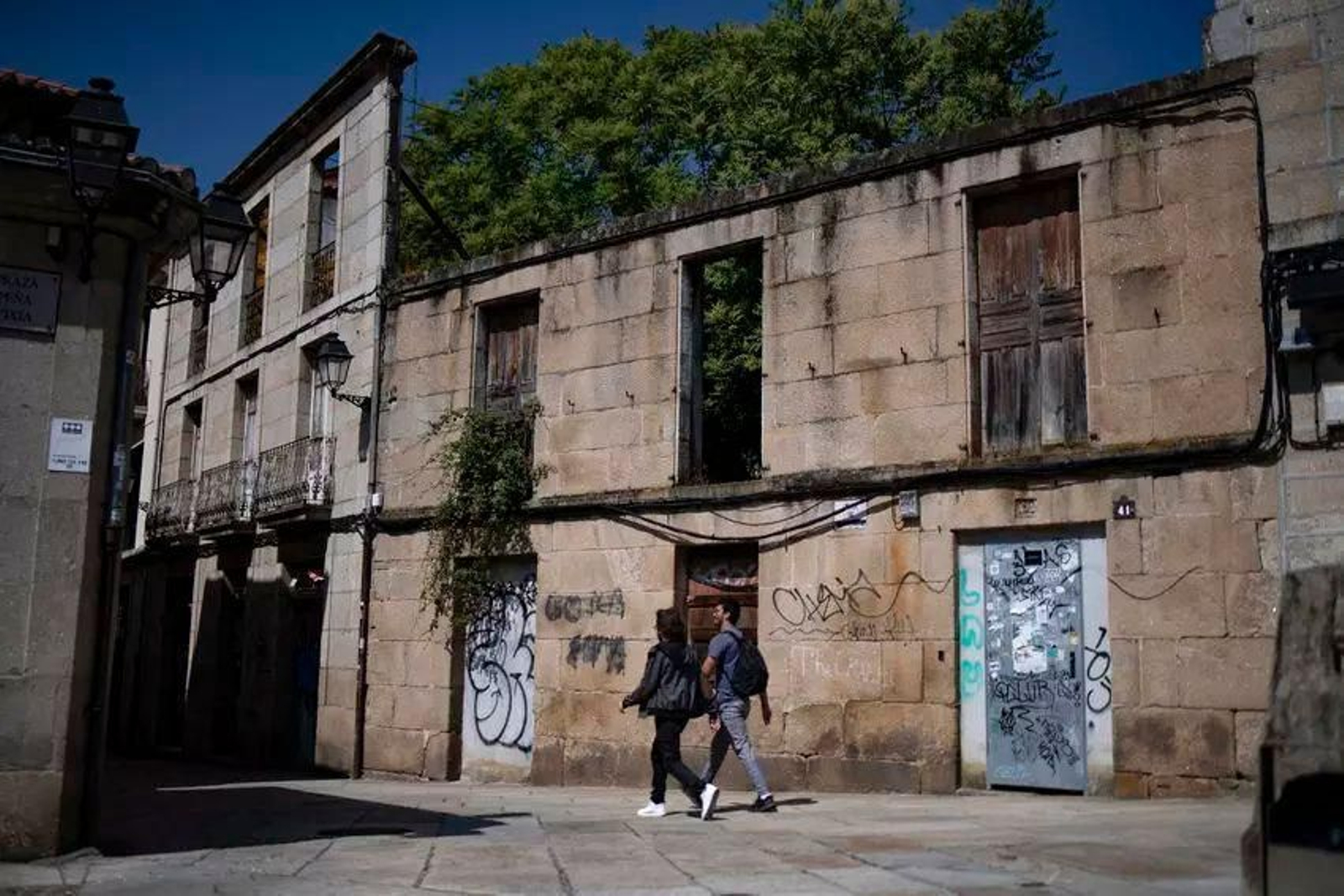 En Praza Pena Vixía, sur del Casco Velllo, se observan inmuebles abandonados.