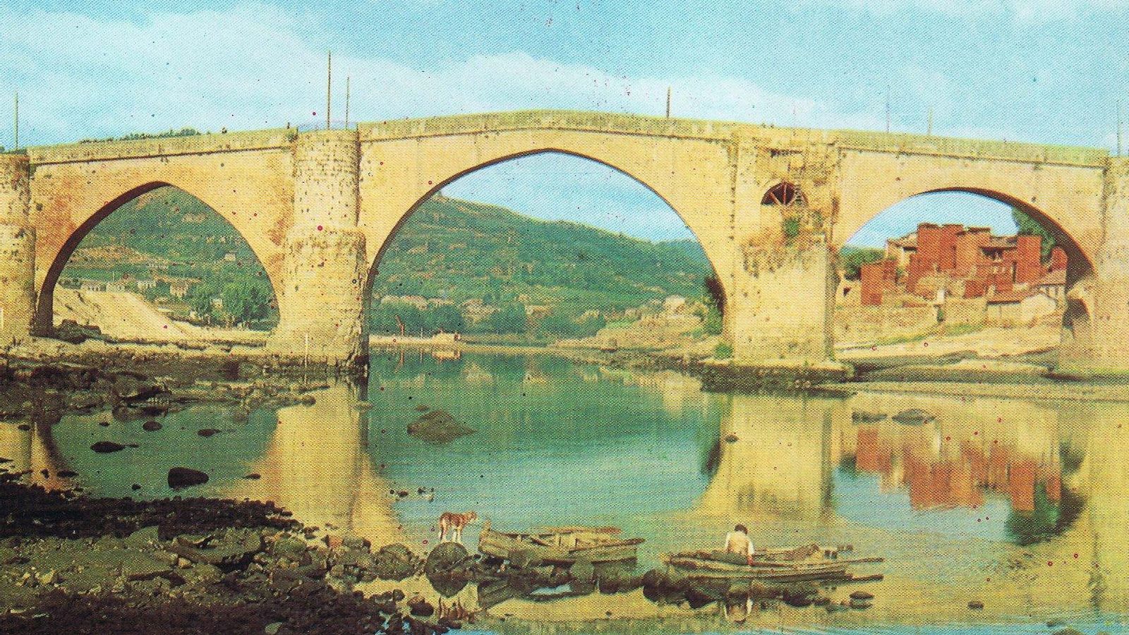 Año 1966: si os fijáis podréis ver que estaba en obras, y de nuevo aparecen las barcas del Miño.