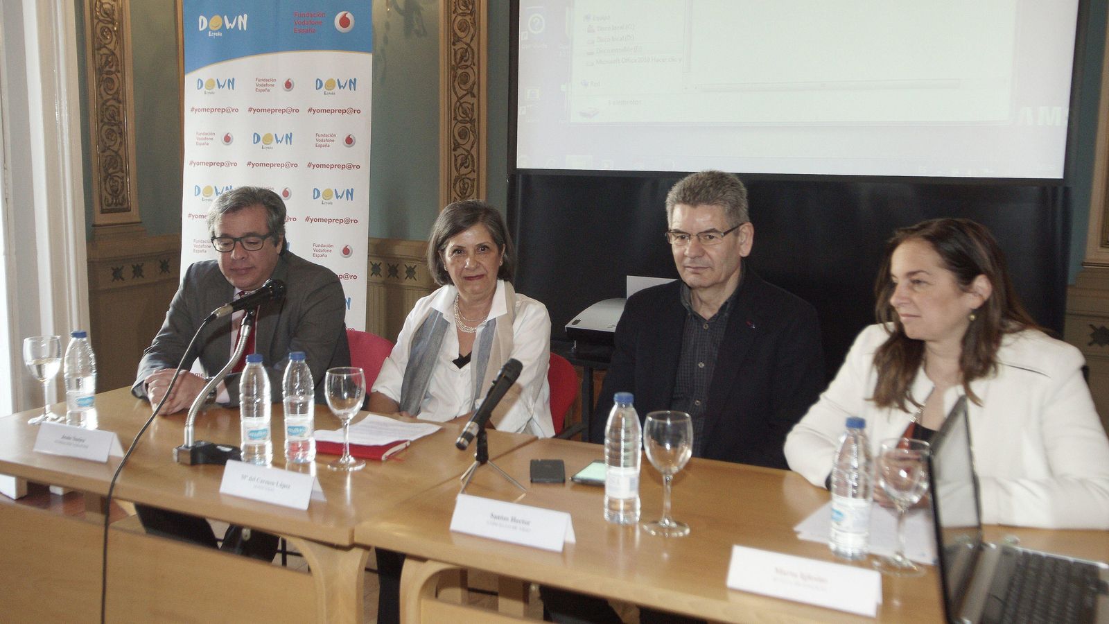 Jesús Sueiro, Carmen López, Santos Héctor y Marta Iglesias, ayer en la Casa Galega da Cultura.