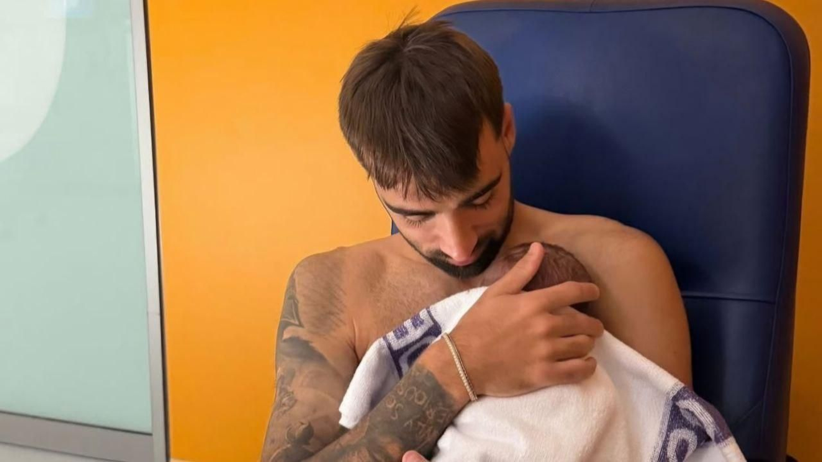 Brais Méndez con su hijo recién nacido.