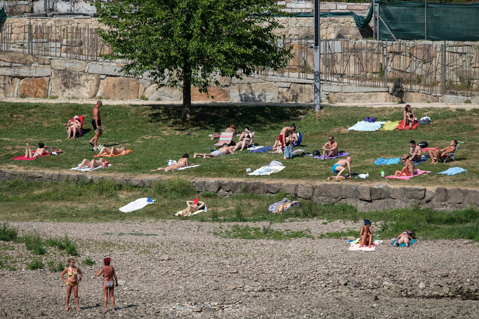 Ambiente a las orillas del río Miño, con  temperaturas veraniegas. FOTO: ÓSCAR PINAL