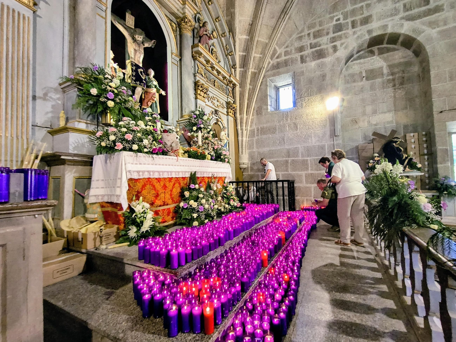 Las centenares de velas de devotos del Cristo de la Agonía.