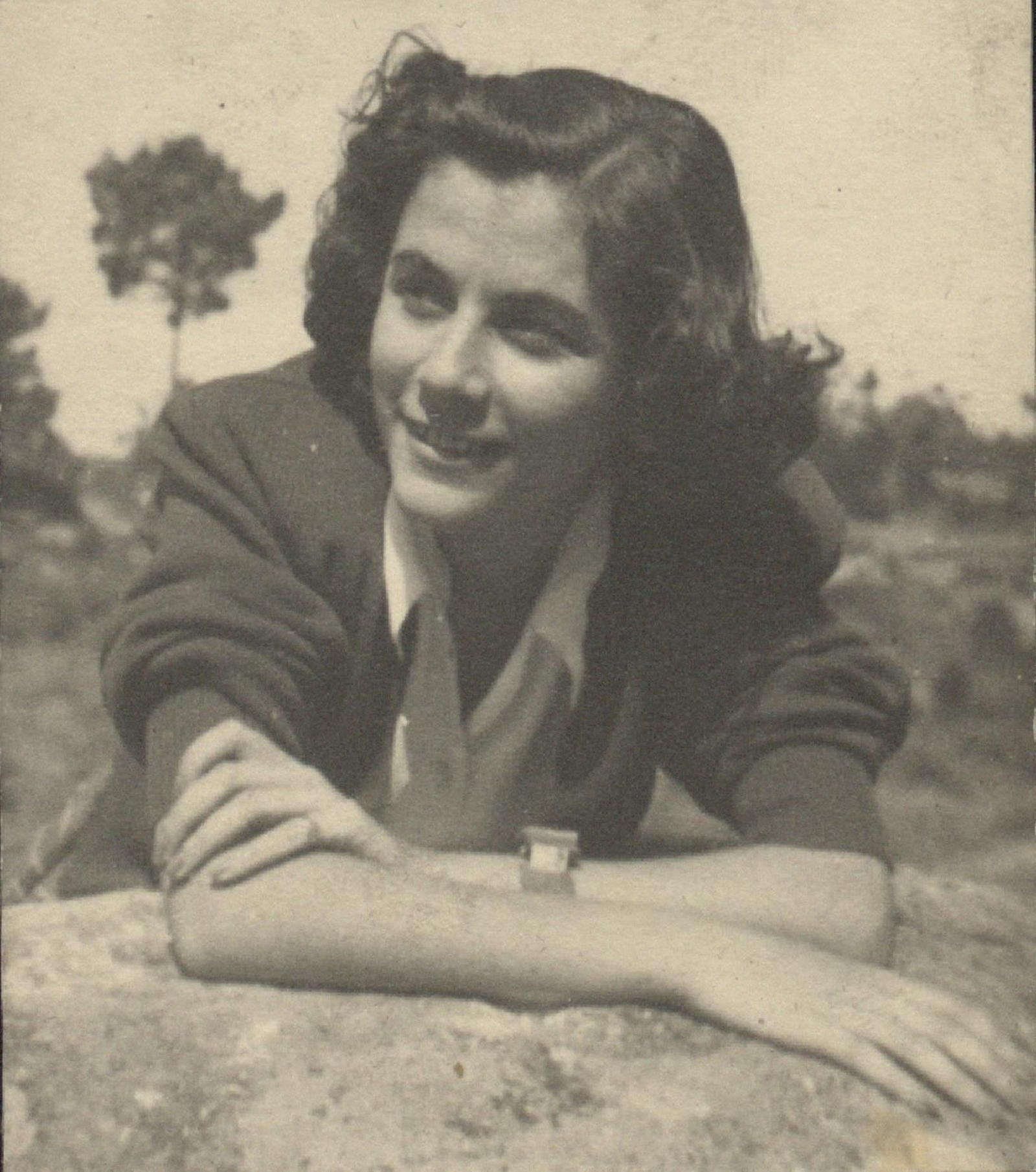 Carmiña Martín Gaite, no esplendor da súa xuventude, posa nos seus outeiros soñados de Piñor. Ten 21 anos, según a datación a man do reverso da foto: