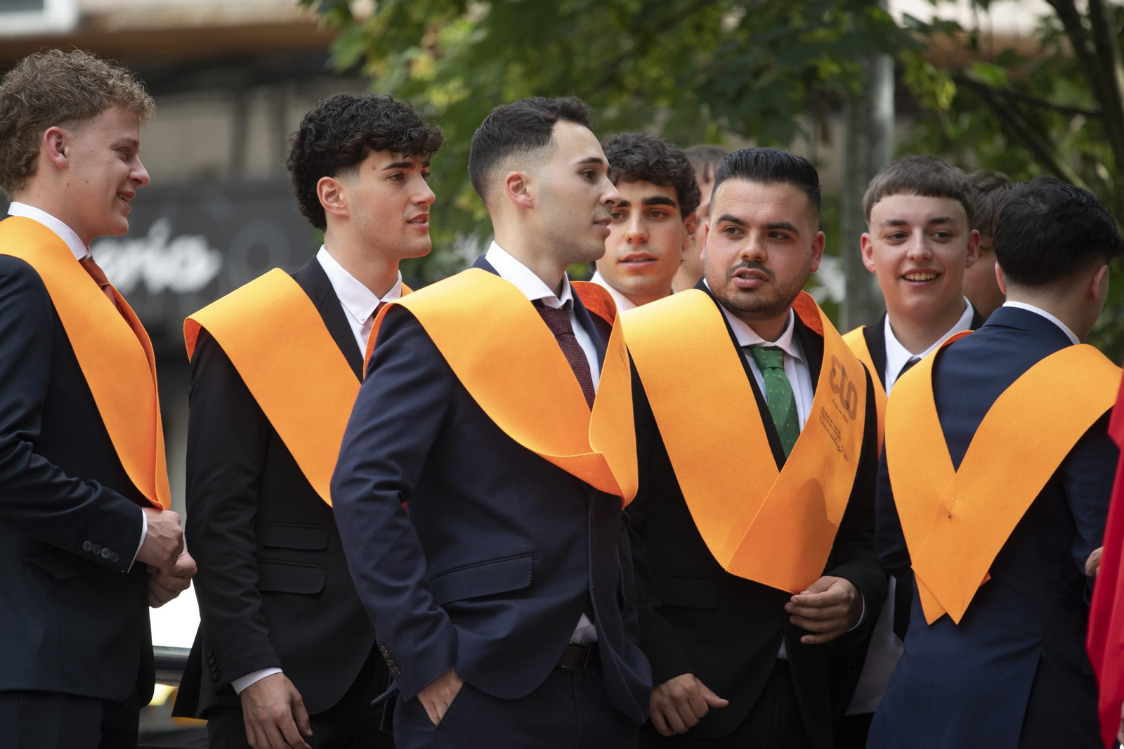 Galería | Los alumnos de ADE y Turismo se gradúan bajo un intenso calor