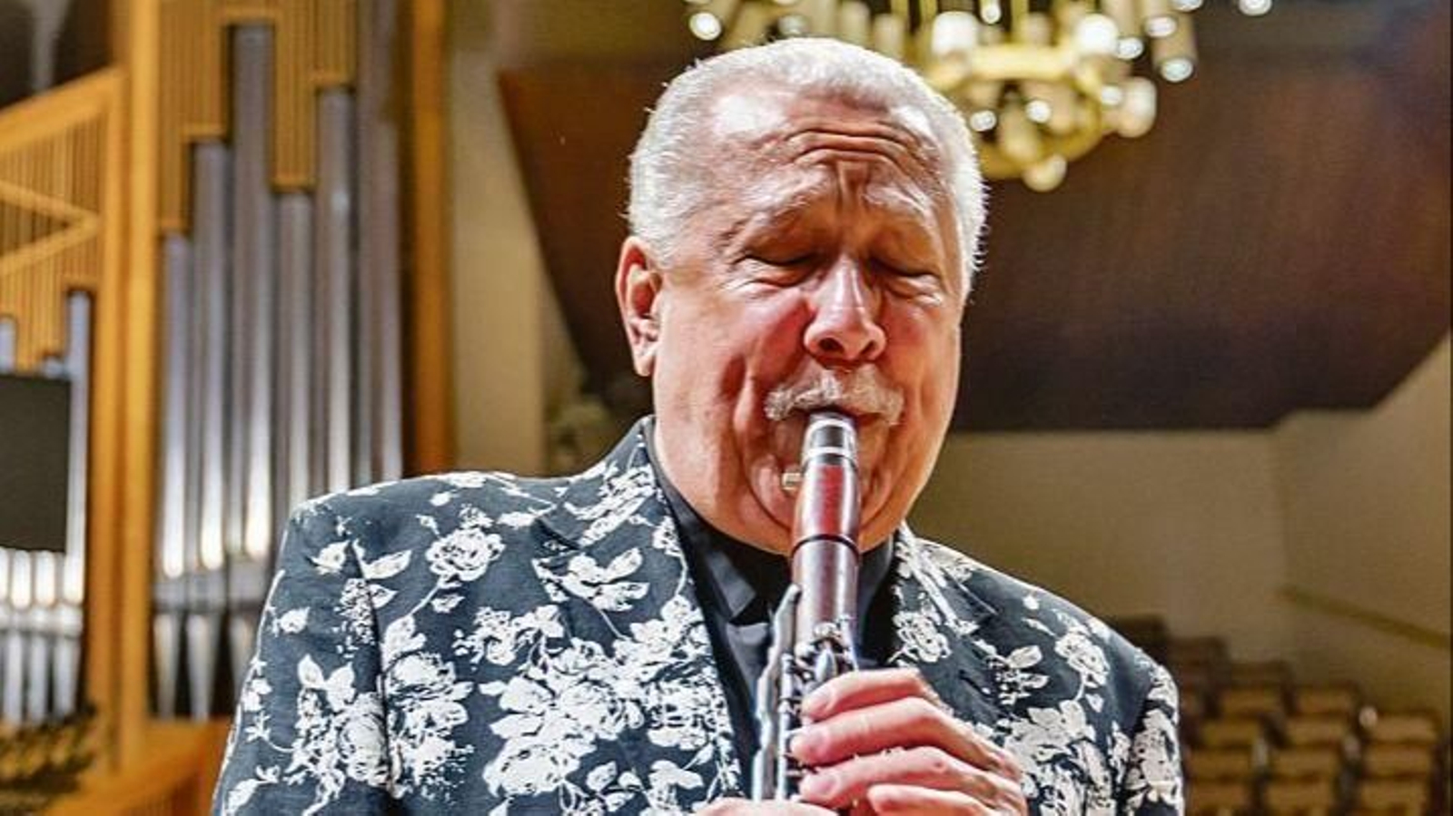 Paquito D'Rivera tocando el clarinete.