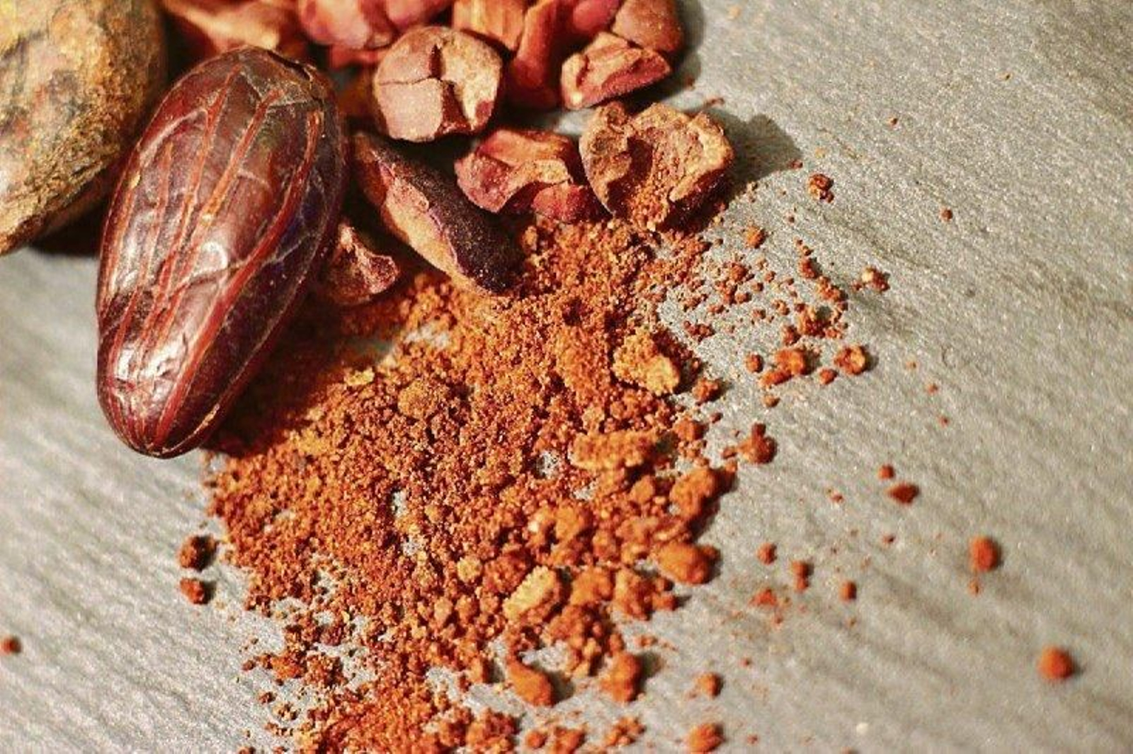 Granos de cacao tostados para su consumo natural.