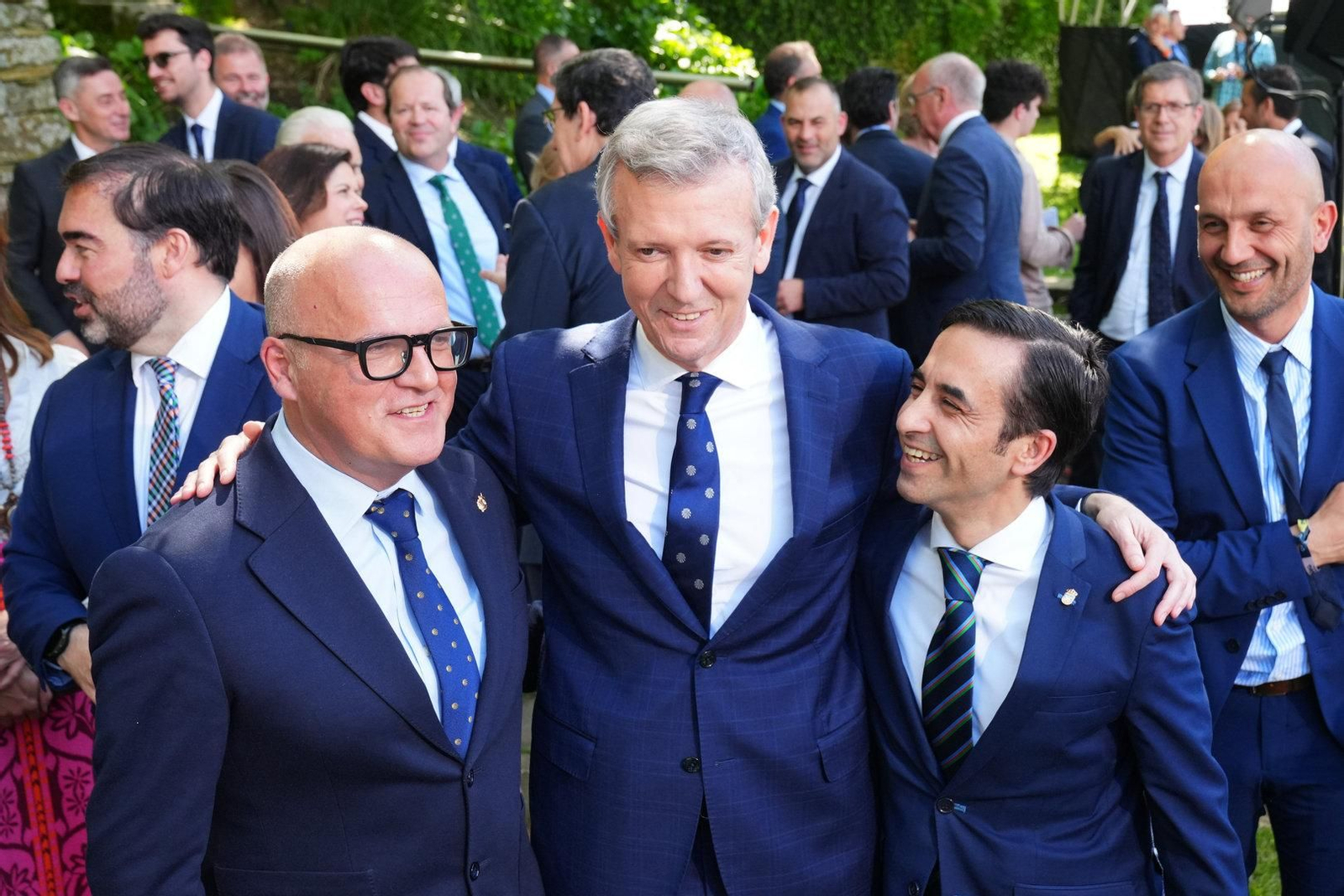 (I-D) El senador del PP y expresidente de la Diputación de Ourense, José Manuel Baltar y el presidente de la Xunta de Galicia, Alfonso Rueda, durante al acto de toma de posesión.