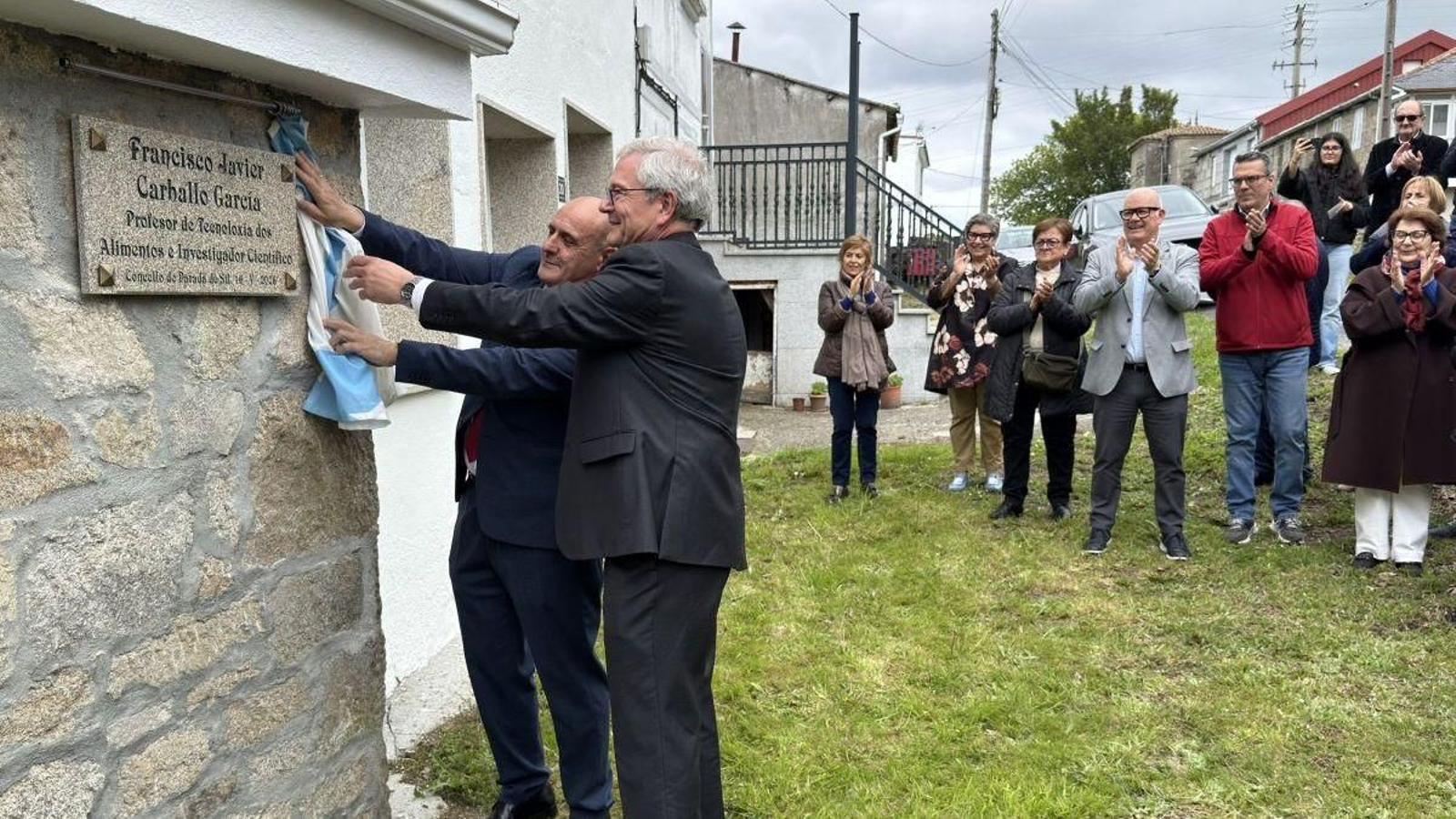 Aquilino Domínguez y Javier Carballo ante la placa.