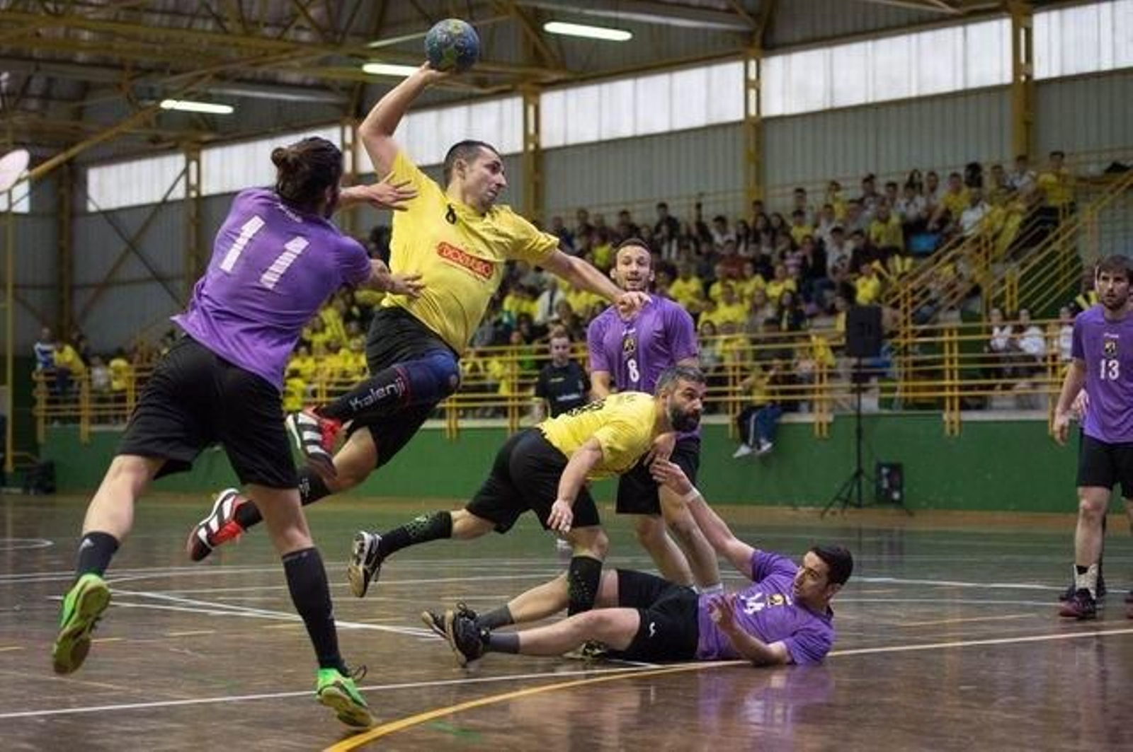 El jugador amarillo Iván Reinaldo Vallejo lanza a portería ante el Vetusta asturiano.