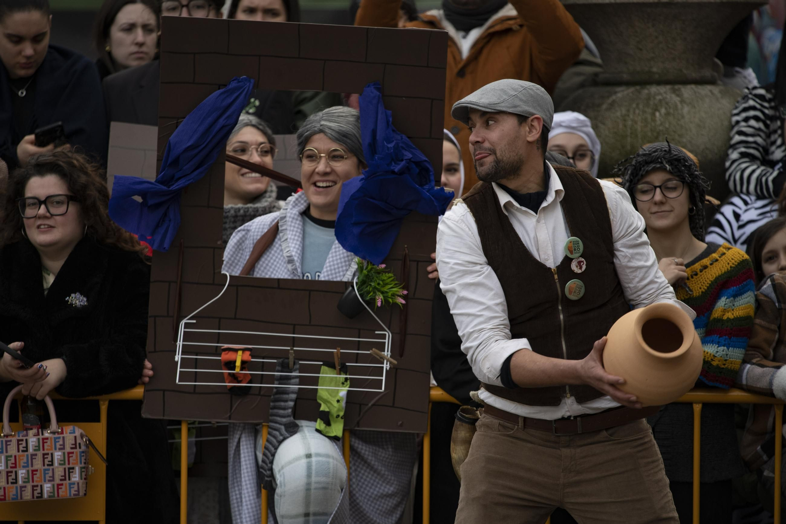 Galería |  Xinzo celebra su Domingo Oleiro con las olas volando en la Plaza Mayor