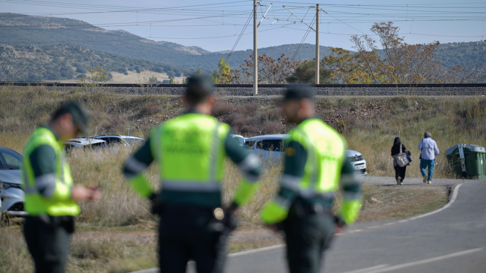 Agentes de la Guardia Ciivil perimetran el lugar del accidente.
