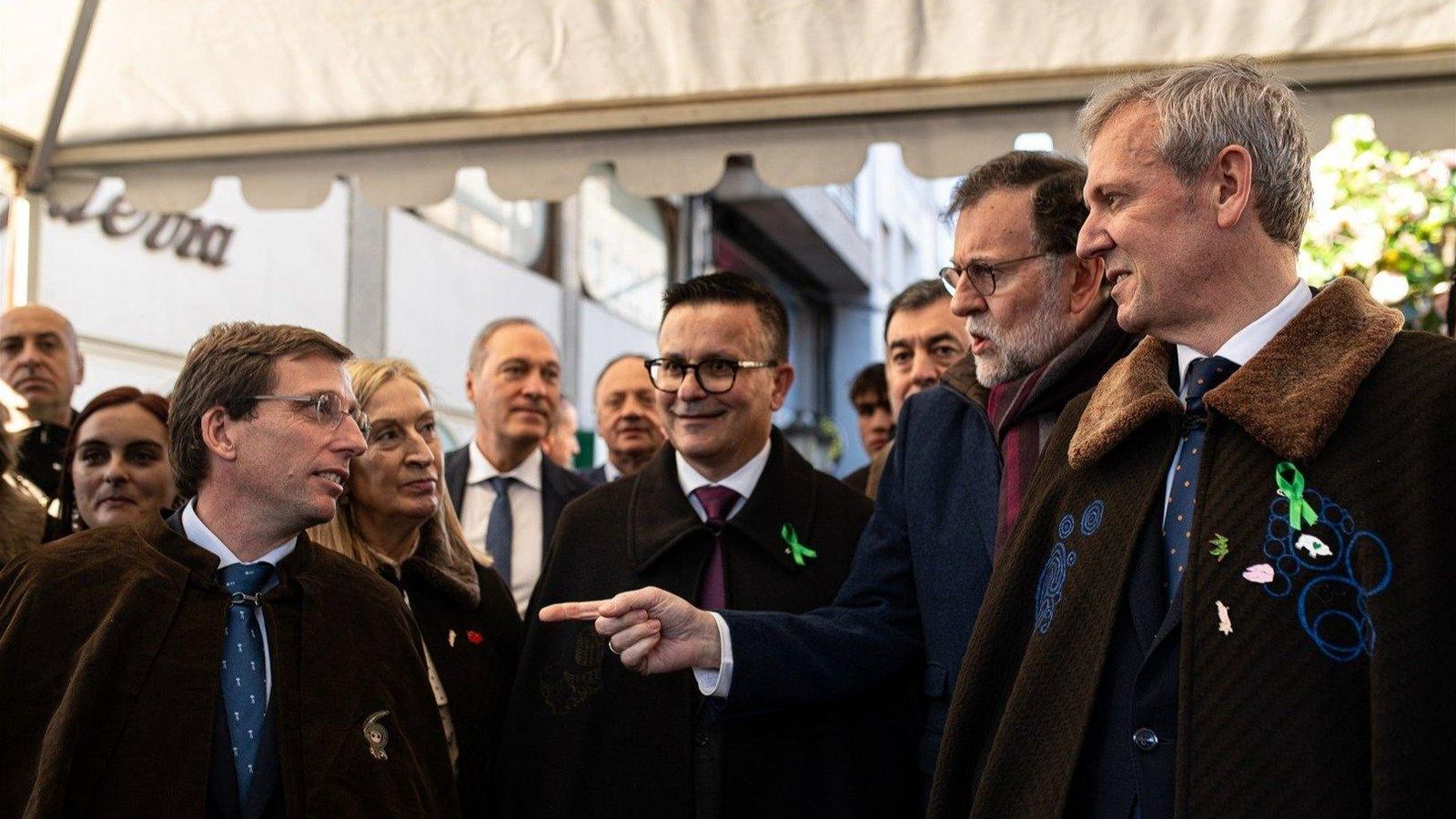 Martínez Almeida, a la izquierda, y Rueda, a la derecha, en la LVI Feira do Cocido en Lalín (EP).