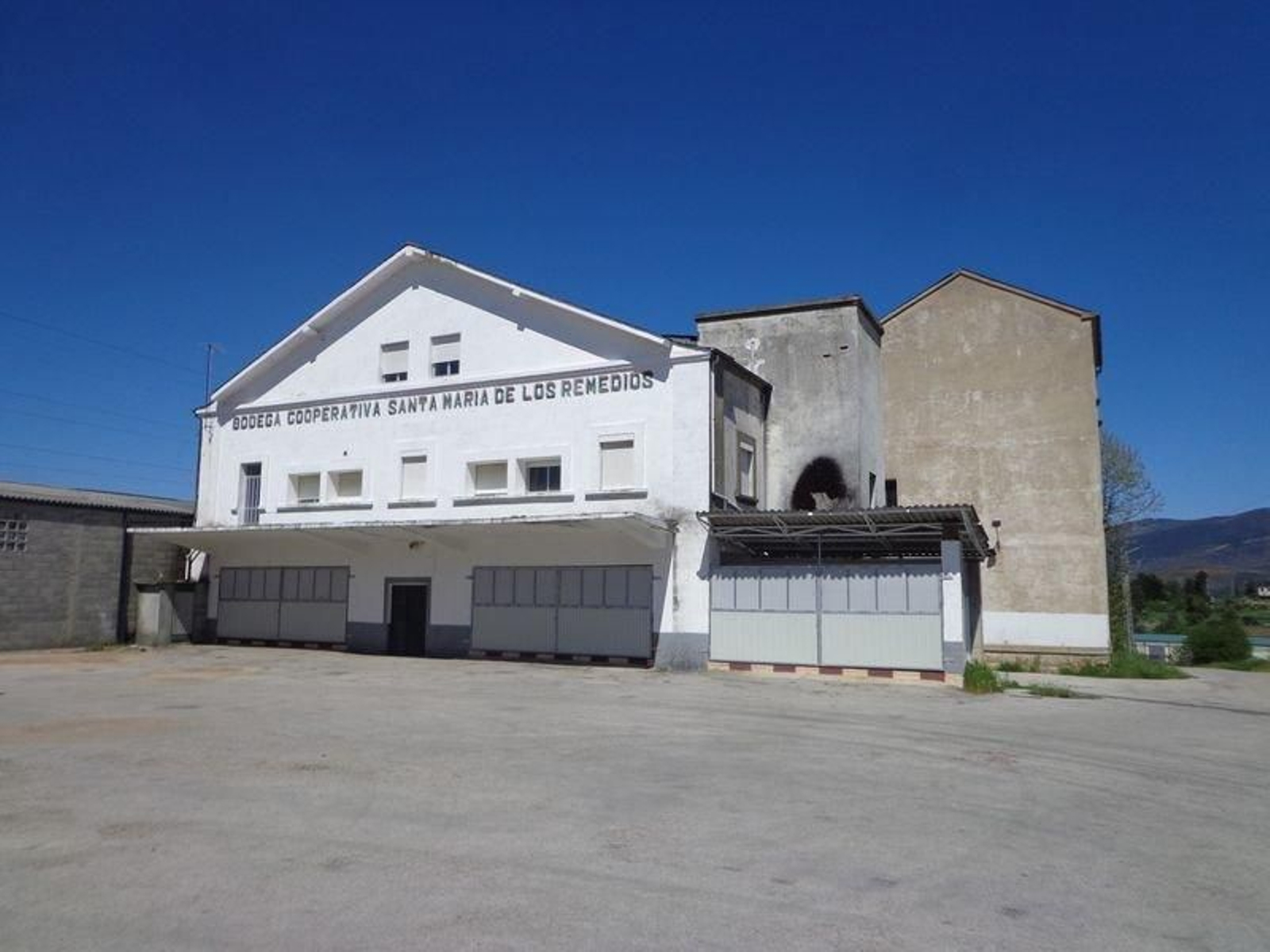 Fachada princpial de la bodega cooperativa Santa María de los Remedios, en Larouco. (J.C.)