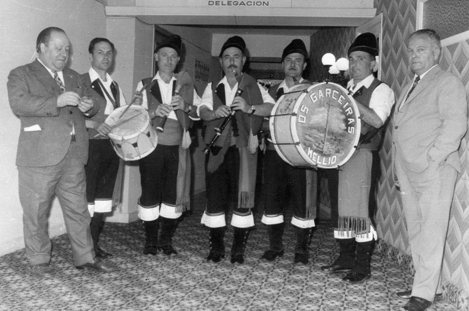 Xeixadelo con un popular grupo de gaiteiros.