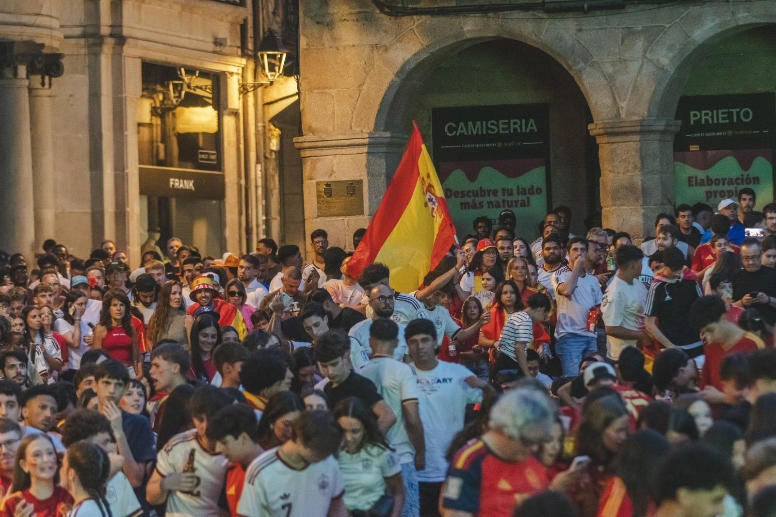 Galería | La ilusión por España en la semifinal tiñe de rojo la provincia de Ourense, en fotos