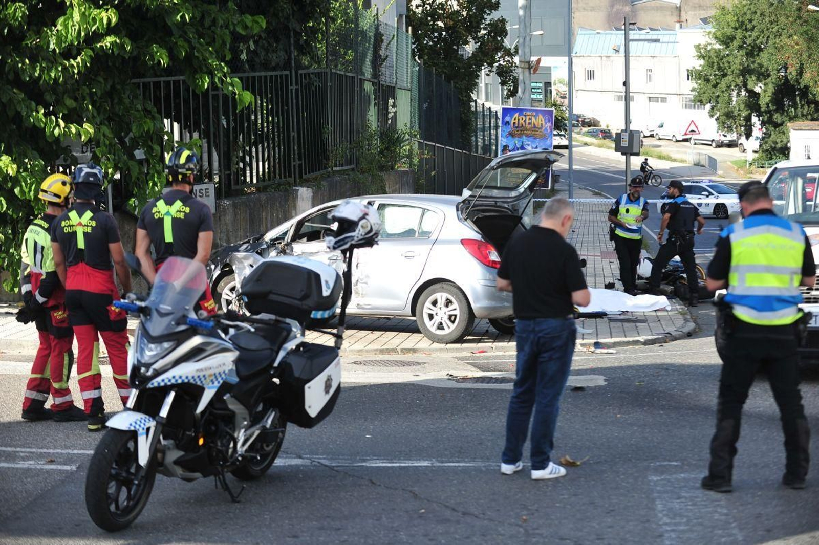Un joven de 26 años, natural de Cortegada y vecino de A Valenzá, falleció en la tarde del domingo en inmediaciones del Paco Paz, en un impacto con un vehículo, cuyos ocupantes salieron ilesos.
