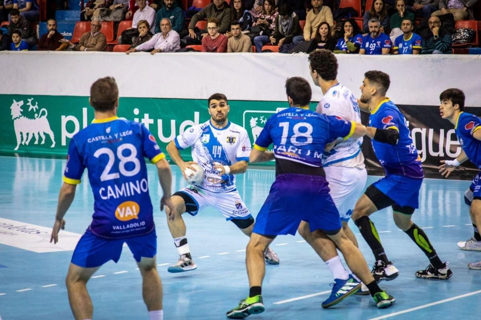 Santi López, con el balón, en el empate del Cangas ayer en la visita al Atlético Valladolid.