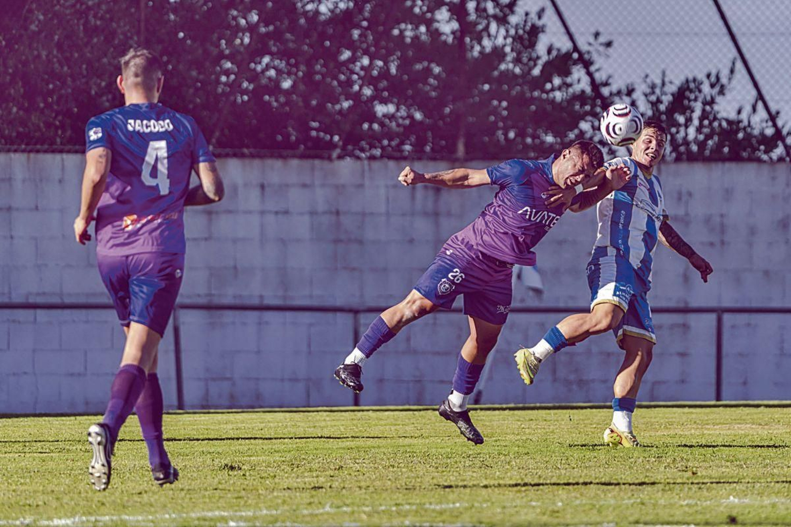 Anderson, del Sporting Carballiño, se anticipa para despejar el balón ante Jorginho, del Celanova.