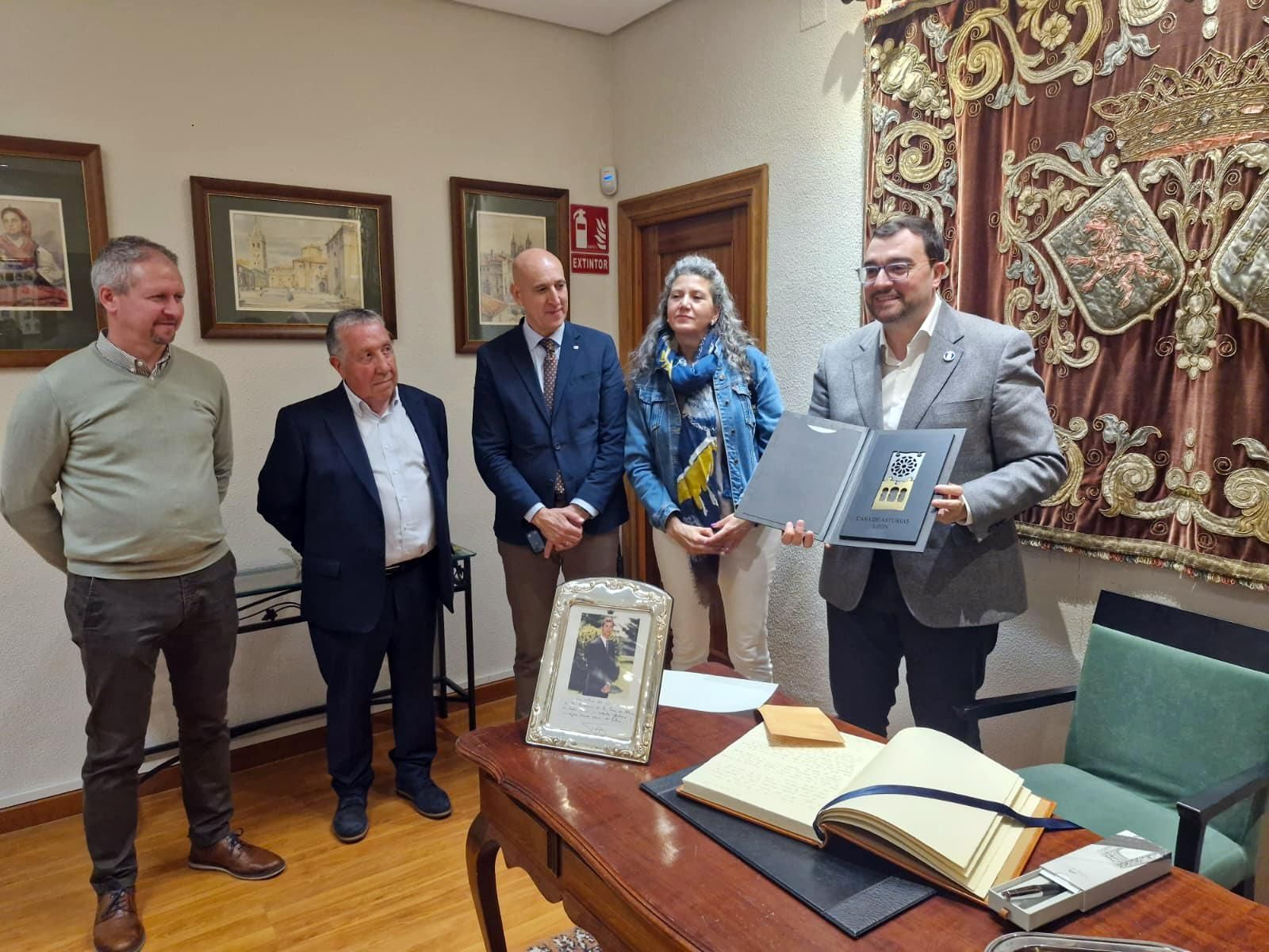 Barbón durante su visita a la Casa de Asturias de León
