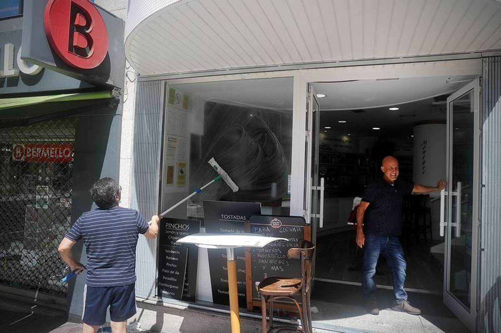 Sebas Martín se afana en la limpieza y en tener el local -Café Montgre- acondicionado para la reapertura (JOSÉ PAZ).