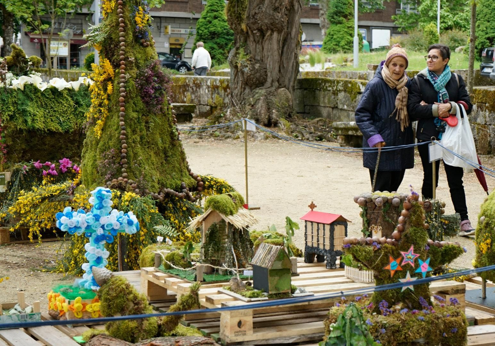 Las personas se paraban para contemplar los maios.