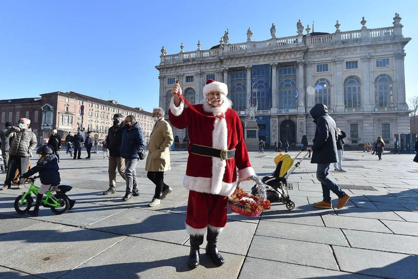 Un Santa Claus en Turín, Italia, en el año 2020.