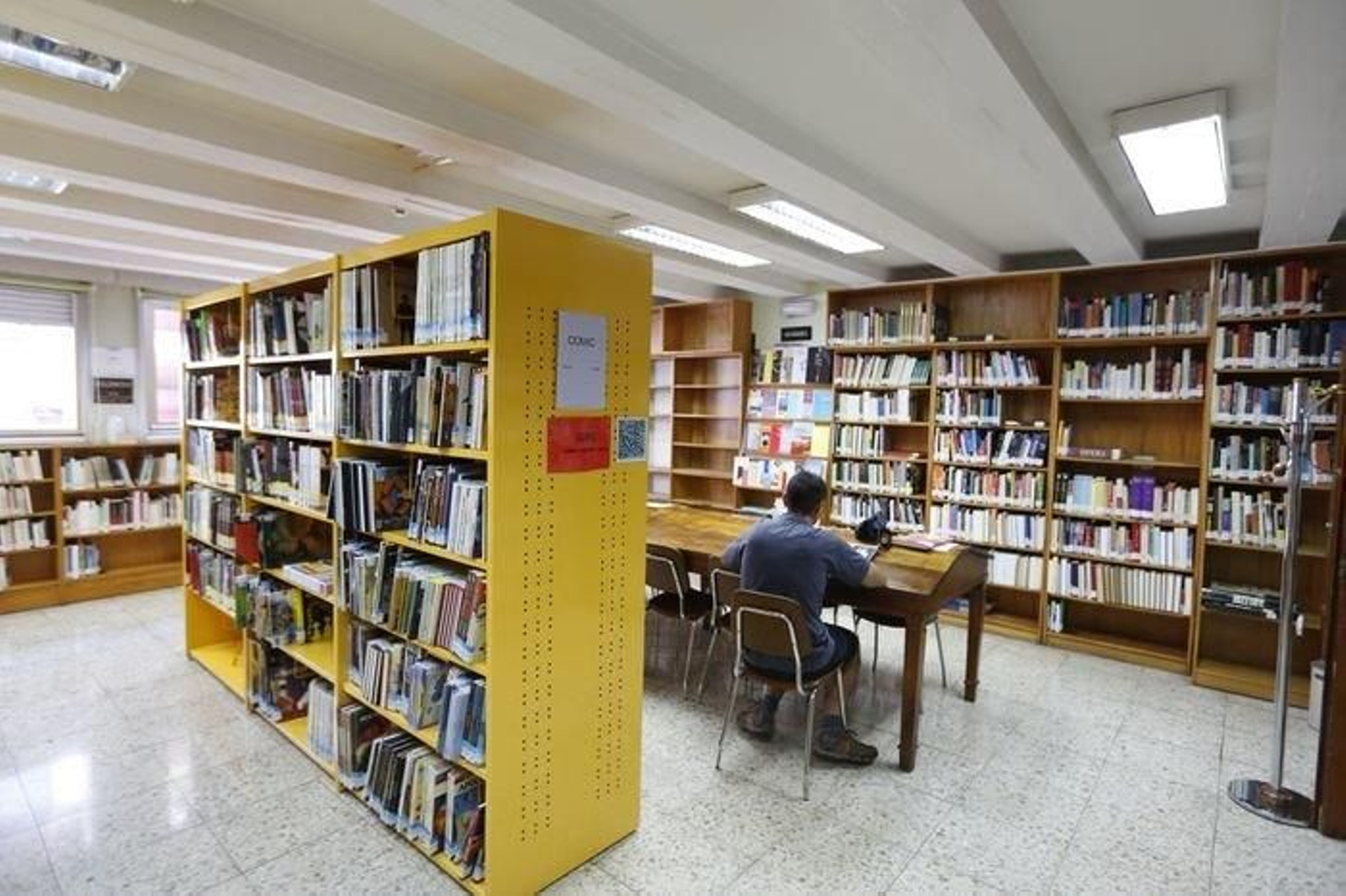 Una zona de la biblioteca pública.