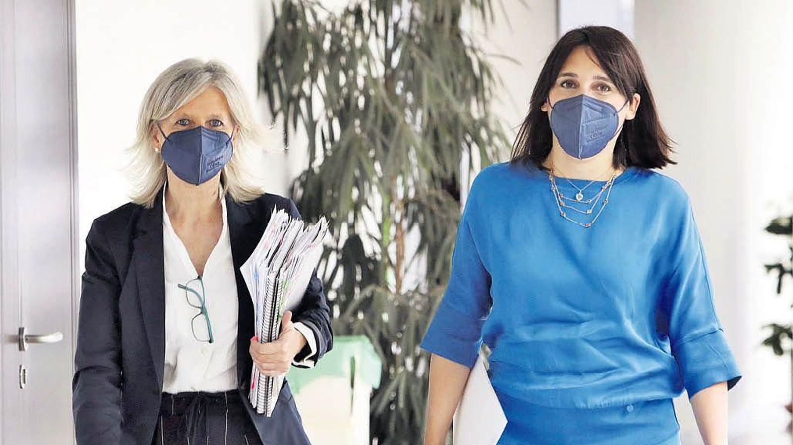 Covadonga Toca, secretaria xeral de Emprego, y Lorenzana, antes de la rueda de prensa.