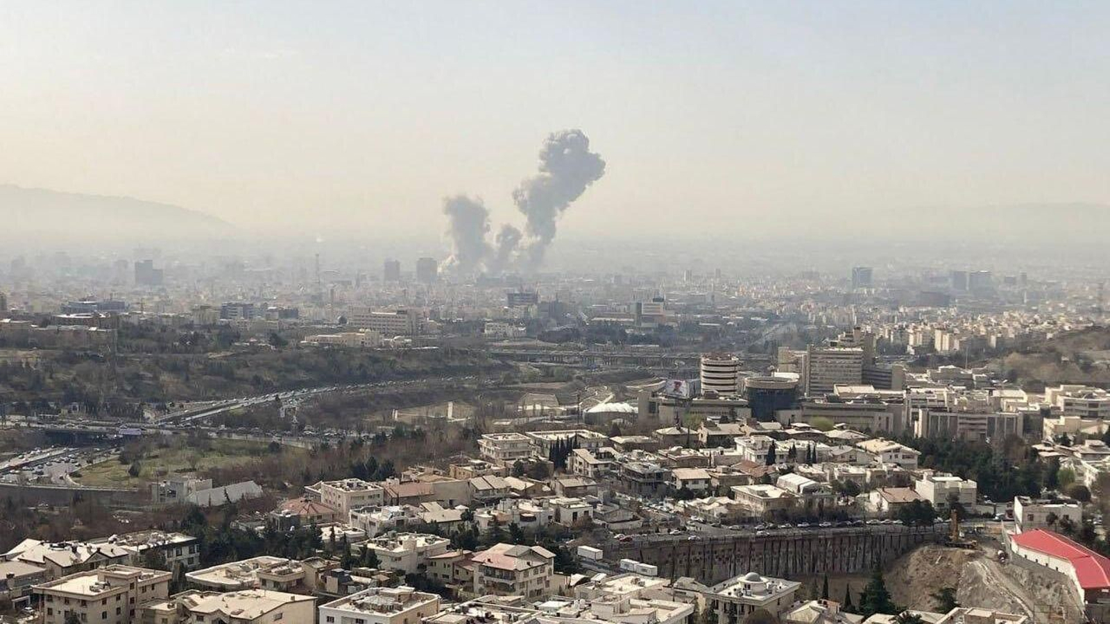 El humo se eleva en el horizonte después de una explosión en Teherán, Irán, el 28 de febrero de 2026.