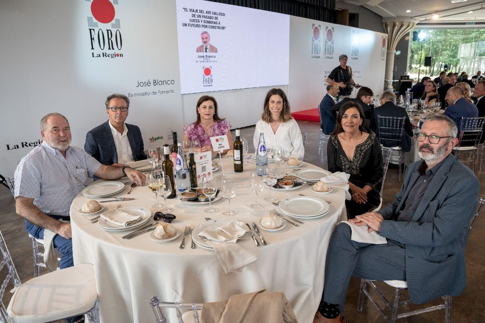 Río Limia:
José Manuel Domínguez (gerente Dompa Gestión), Antonio Nespereira (La Región), Loli Alonso (administración Atlántico), María Galende (Ferro Abogados), Carmen Rodríguez Dacosta (grupo parlamentario PSdeG-PSOE), Fernando Blanco (Ferro Abogados).
Foto: Óscar Pinal.