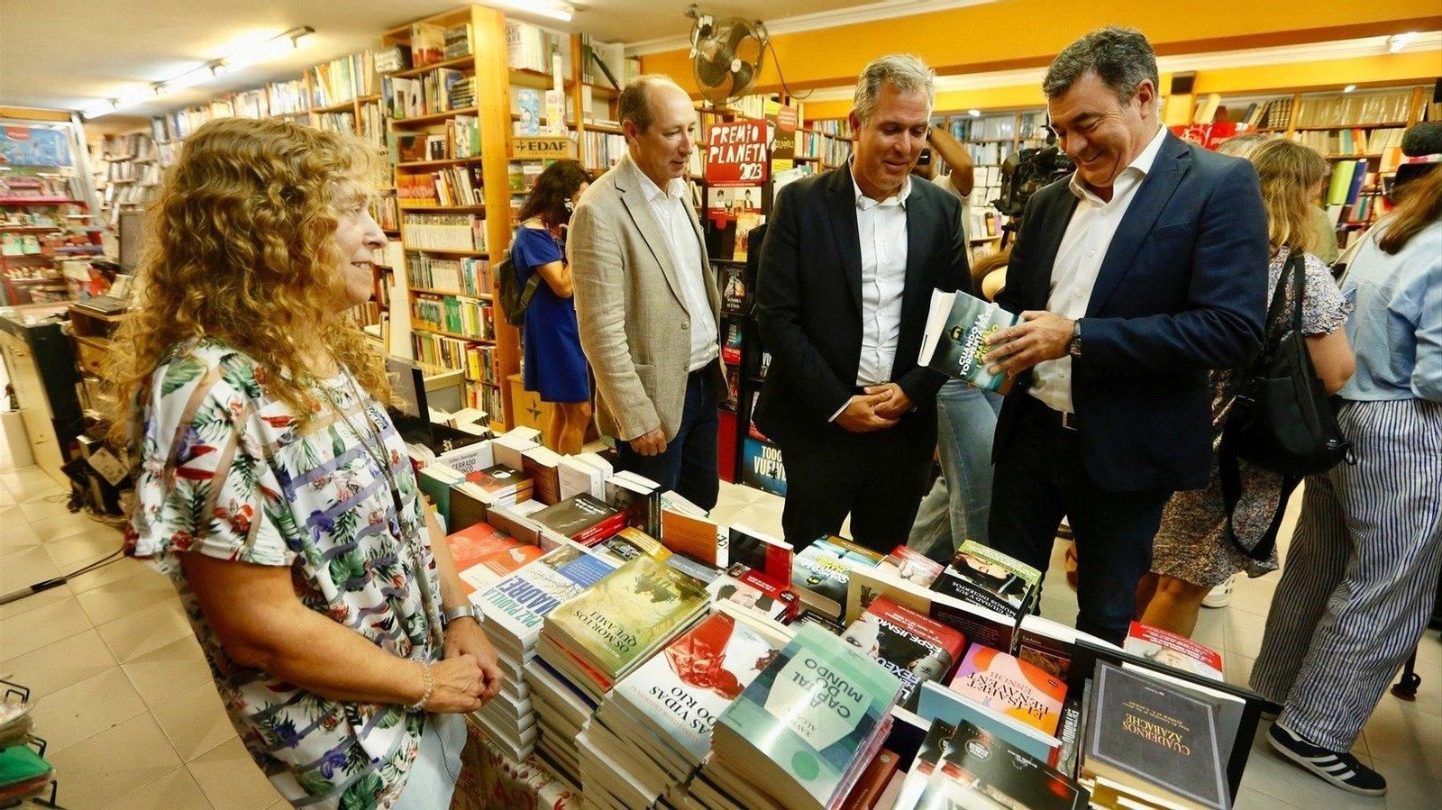 El conselleiro de Educación, Ciencia, Universidades e FP, Román Rodríguez, visita una librería en Pontevedra. // EP