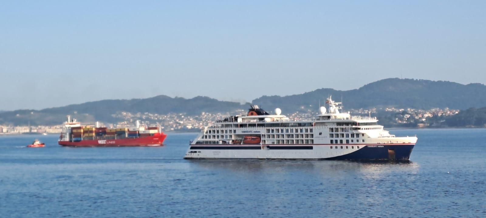 El crucero de lujo “Hanseatic Nature”, que llegó con 217 pasajeros y 164 tripulantes.