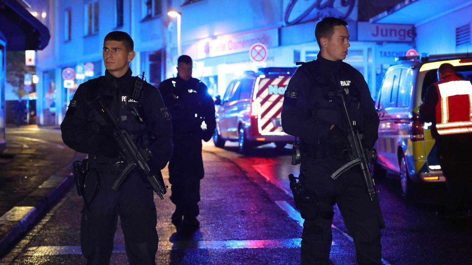 Policía y servicios de emergencia en el lugar en el que se produjeron los apuñalamientos. EP