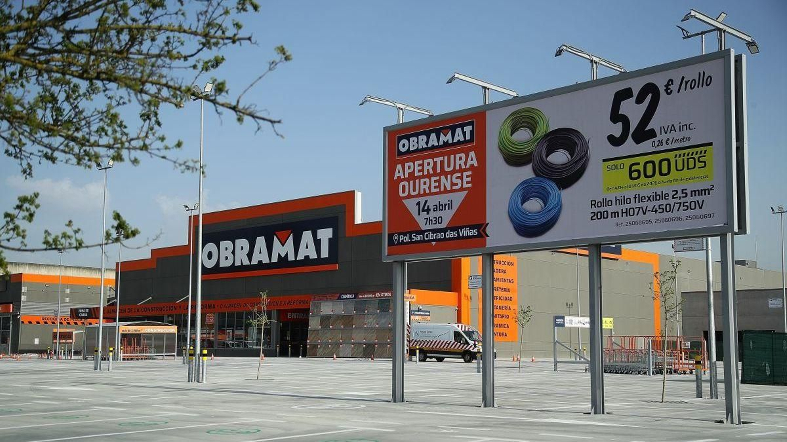 Vista de las naves de Obramat y el cartel de la inminente apertura.